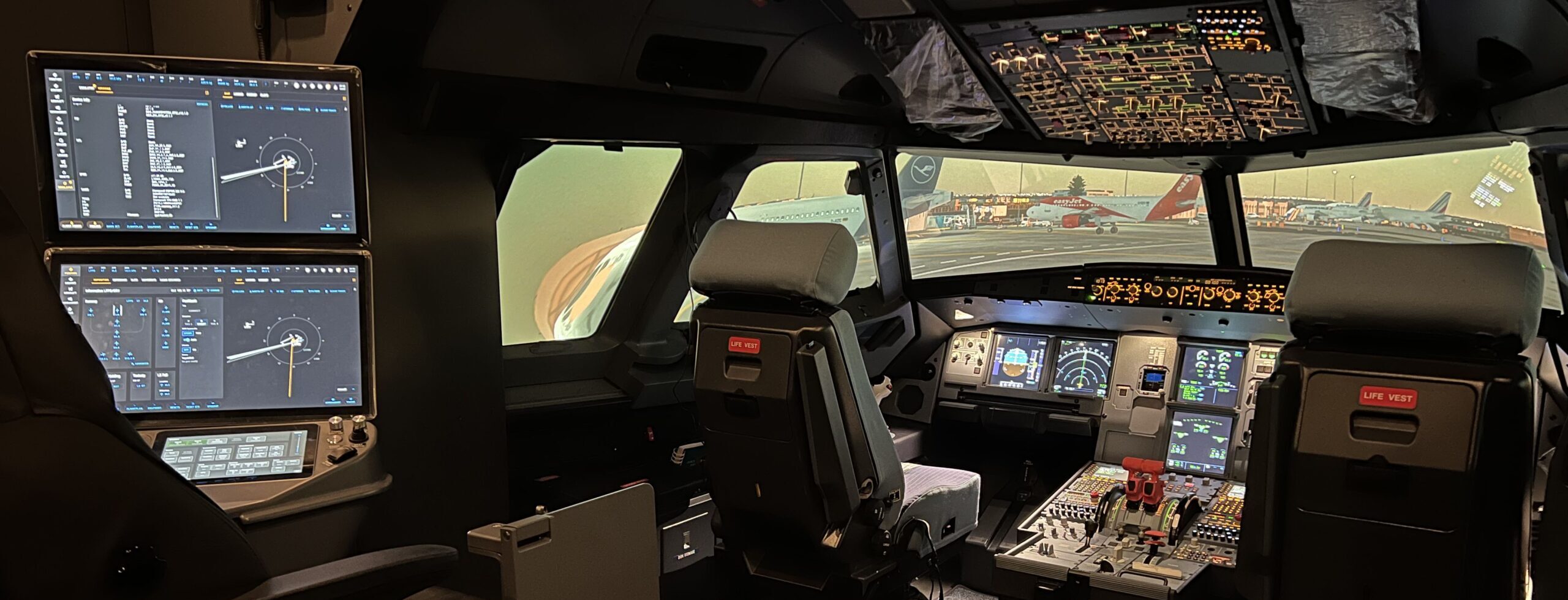 Flight simulation centre, aviation, aeronautics, piloting, Airbus A320, CRJ, A320-200 CEO and NEO simulator
